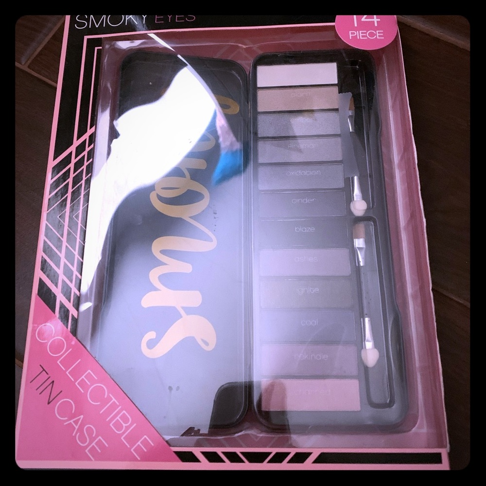 A Smoky eye palette never been used brand new